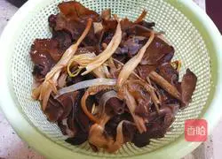 Recipe for stir-fried day lily with pork belly and fungus Illustration 3
