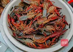 Illustration of how to make spicy garlic crayfish 1