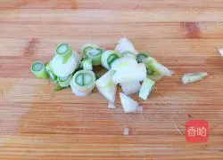 Illustration of how to cook potato slices with pork skin 3