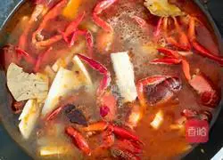 Illustration of how to make spicy crayfish with lotus root 6