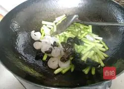 Illustration of how to stir-fry asparagus and shrimp 5