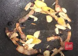 Illustration of how to stir-fry fresh squid with preserved black pepper and black pepper 3