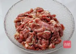 Illustration of how to make fried pork slices with cumin and onion 3