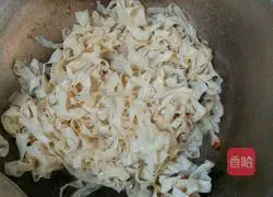 Illustration of how to make fried chili with dried bean skin 5