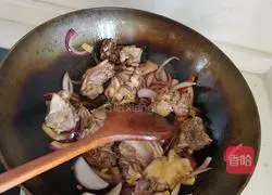 Illustration of how to make potato stewed chicken nuggets 3