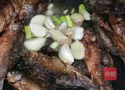 Illustration of the method of braised small crispy fish with soybeans 4