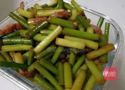 Stir-fried garlic moss Illustration of how to make shredded pork 5