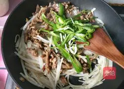 Illustration of how to make fried beef with shredded radish 13