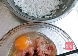 Illustration of how to make pearl meatballs 1