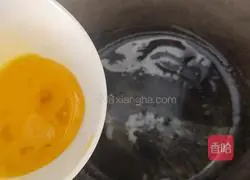 Illustration of how to stir-fry green peppers with sausages 6