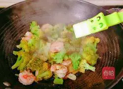 Illustration of how to make fried shrimps with broccoli 12