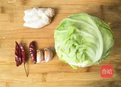 Illustration of how to make hot and sour shredded cabbage 1