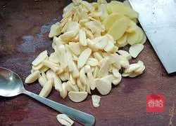 Illustration of how to make gold medal garlic bones 2