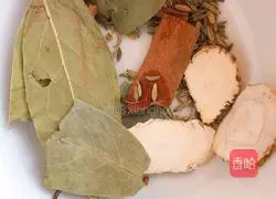 Illustration of how to make pork stewed vermicelli 4