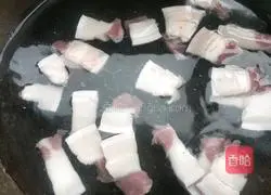 Illustration of how to cook meat in white water 3