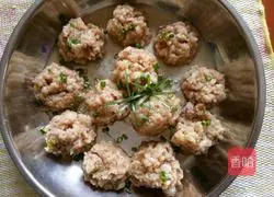 Illustration of how to make steamed water chestnut meatballs 9