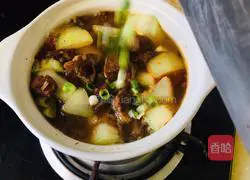 Illustration of how to make braised beef brisket and stewed winter melon in casserole 10