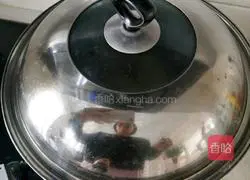 Illustration of how to make fried sausage with potato slices 15