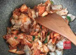 Illustration of how to make fried spicy cabbage with pork belly 4