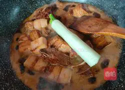 Illustration of how to cook pork with small potatoes 5