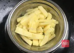 Illustration of how to make golden potato balls 1