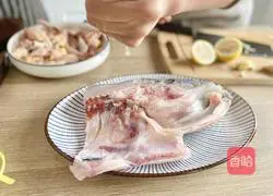 Illustration of how to make spicy fish head with chopped pepper 1