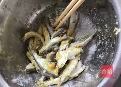 Illustration of how to make dry-fried river fish 6