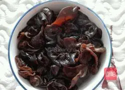 Illustration of how to make fried fungus and cucumber 2