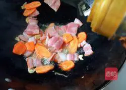 Illustration of how to stir-fry cabbage with bacon, carrots and cabbage 8
