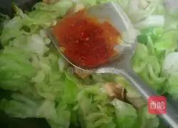 Illustration of how to cook cabbage with oil residue 4