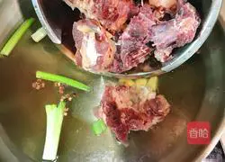 Illustration of how to cook ox tail bone and radish stew 4