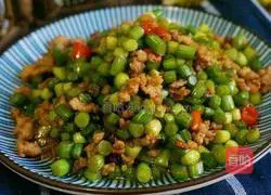 Illustration of how to make minced meat and diced garlic sprouts 3