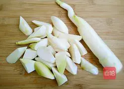 Illustration of how to cook wild rice braised in oil 1