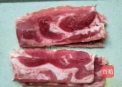 Illustration of how to make bacon enoki mushroom rolls 2