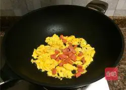 Illustration of how to make okra scrambled eggs 8