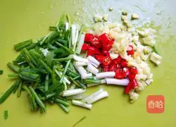 Illustration of how to make diced chicken in sauce 4