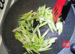 Illustration of how to stir-fry chicken breast with celery 6