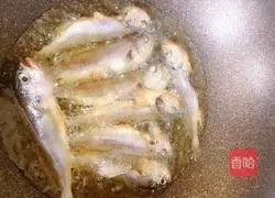 Illustration of how to make dry-fried yellow croaker 6