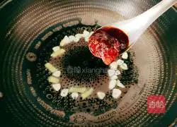 Illustration of how to stew fish head with lettuce 9