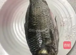 Illustration of how to cook crucian carp in pot with kelp and tofu 1