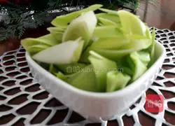 Illustration of how to make fried sausage with green garlic 2