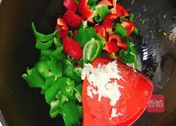 Illustration of how to make shredded pork with green and red pepper 7