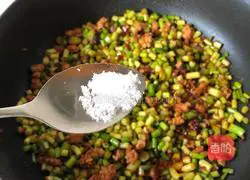 Illustration of how to stir-fry minced meat with garlic moss 10