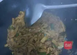 Illustration of how to make fried tofu skin with green pepper 8