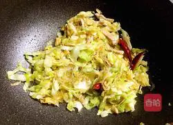 Illustration of how to stir-fry vermicelli with cabbage 9