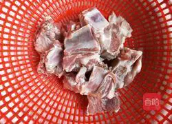 Illustration of how to make pork ribs and tea tree mushrooms 1