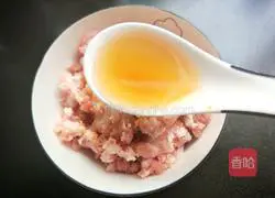 Illustration of how to stir-fry minced meat with chives and moss 8