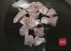 Illustration of how to cook potatoes with pork 3