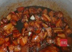 Illustration of how to make braised pork with beans 10