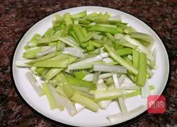 Illustration of how to make fried shrimps with chives 4